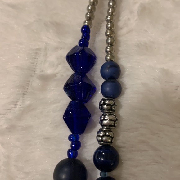Double strand blue beads medallion statement necklace - Picture 5 of 7